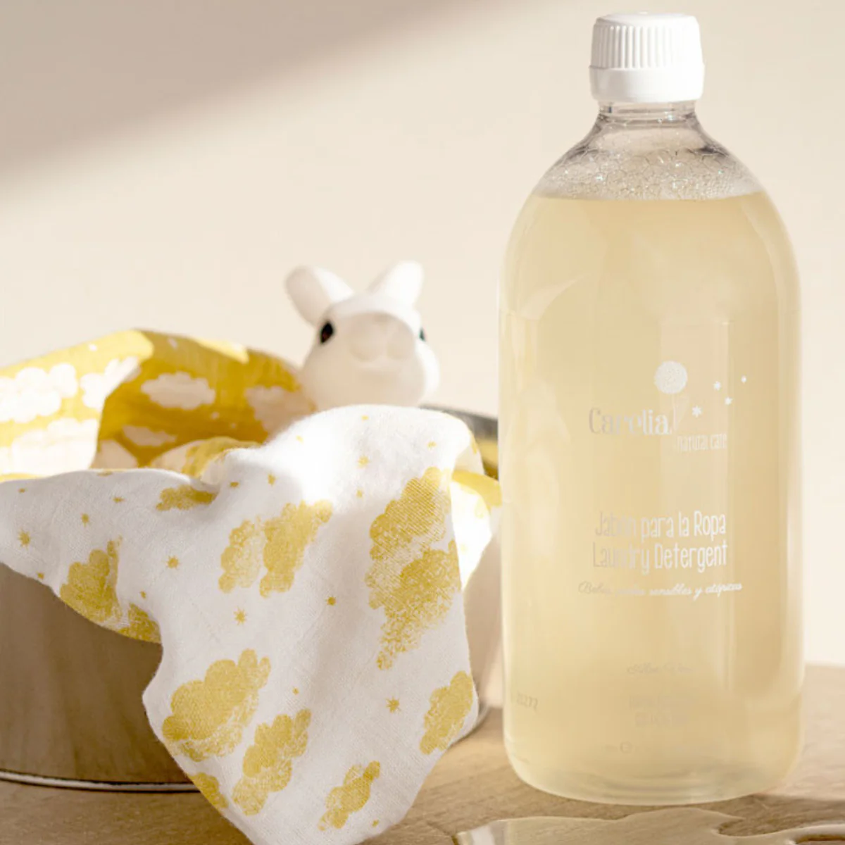 Jabon Natural para la Ropa del Bebé Carelia 1L (Piel Sensible, Prendas Delicadas, Primera Puesta) - Image 2